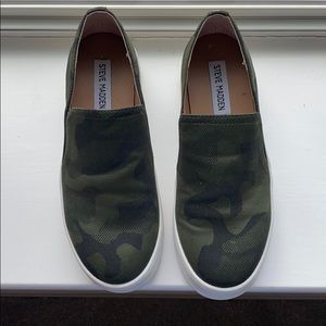 Steve Madden Camo print sneakers size 6.5